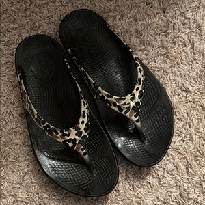 Oofos Women's Leopard Print Sandals